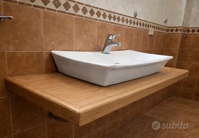 Tavola in legno con lavandino
