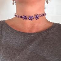 Girocollo in vetro con fiori viola