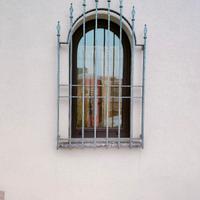 serramento alluminio a raggio con grata e soglia