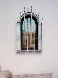 serramento alluminio a raggio con grata e soglia