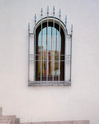 serramento alluminio a raggio con grata e soglia