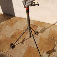 Irrigatore da giardino su treppiede