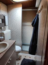 Bungalow con roulotte sul lago