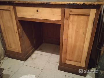 scrivania in legno 