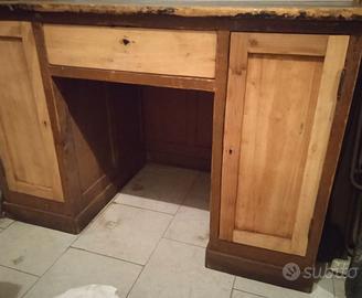 scrivania in legno 