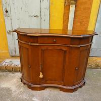 Mobile con tre ante e due cassetti