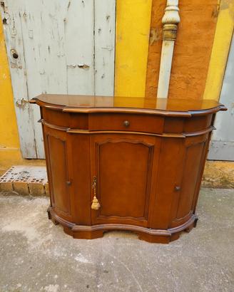 Mobile con tre ante e due cassetti