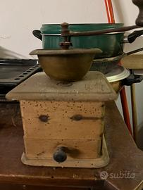 Macinacaffè manuale vintage in legno e metallo