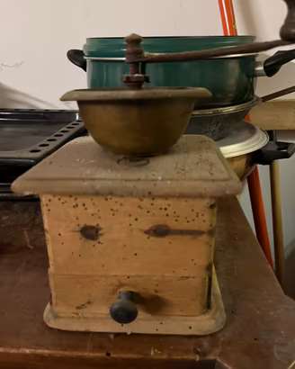 Macinacaffè manuale vintage in legno e metallo