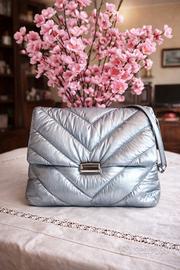Borsa a spalla argento trapuntata – effetto puffer