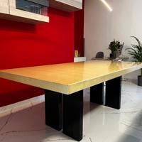 Tavolo Trocadero con top in lino resinato