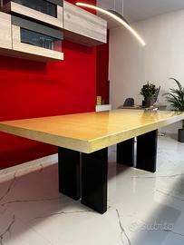 Tavolo Trocadero con top in lino resinato