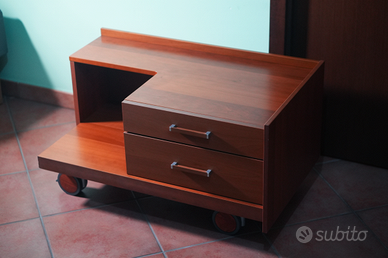 Coppia comodini in legno color noce con ruote