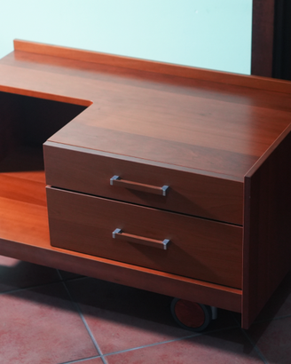 Coppia comodini in legno color noce con ruote