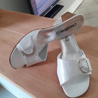 sandali mai usati e stivali con peliccia