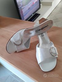 sandali mai usati e stivali con peliccia