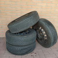 4 pneumatici invernali su cerchi 165/65R15