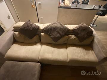 Divano beich con pouf