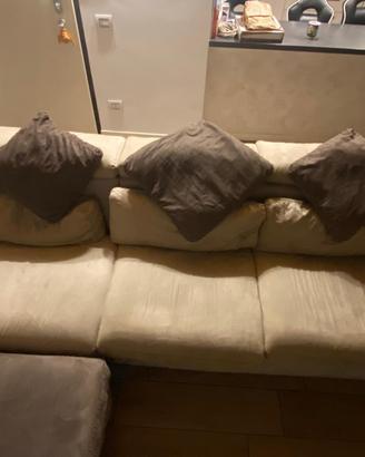 Divano beich con pouf