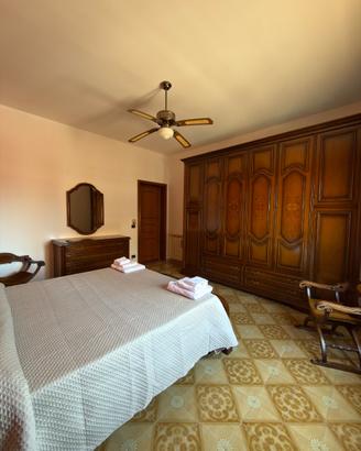 Camera da letto antica completa in legno massello
