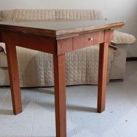 Tavolino con cassetto