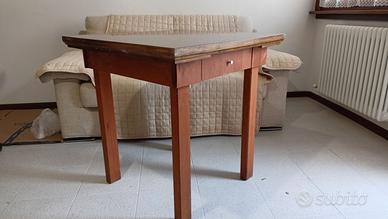 Tavolino con cassetto