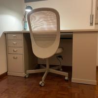 Scrivania e sedia ergonimica