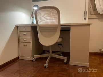 Scrivania e sedia ergonimica