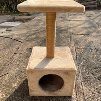 Tiragraffi per gatti con cuccia e piattaforma