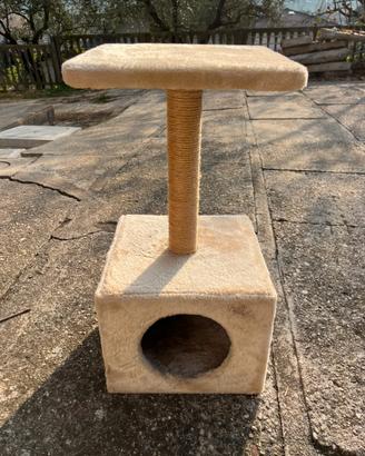 Tiragraffi per gatti con cuccia e piattaforma