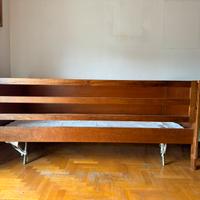 Letto in legno con sponda di sicurezza