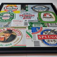 Cornice con etichette di birra da collezione.