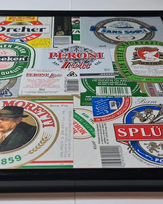 Cornice con etichette di birra da collezione.