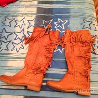 Stivali alti in pelle con frange stile indiano