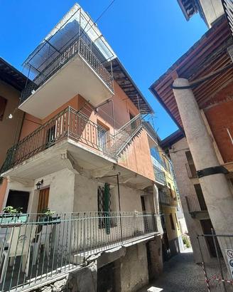 CASA SEMINDIPENDENTE A LOCANA