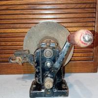 Antica mola smerigliatrice manuale da banco 