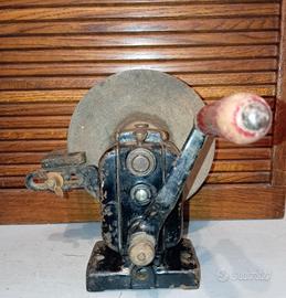 Antica mola smerigliatrice manuale da banco 