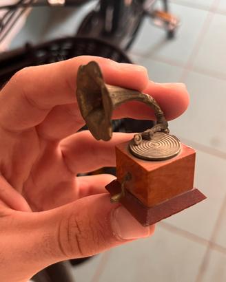 Miniatura grammofono legno e oggone vintage