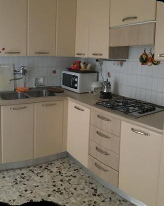Cucina completa di elettrodomestici ed accessori