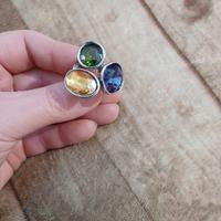 Anello in metallo e pietre colorate.