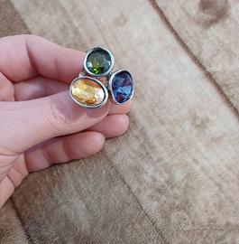 Anello in metallo e pietre colorate.