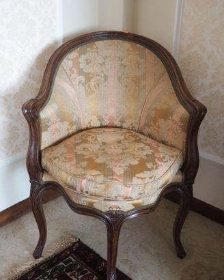 Poltroncina Vintage Regina Anna - Noce Intagliato