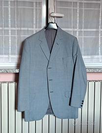 Giacca grigio chiaro.