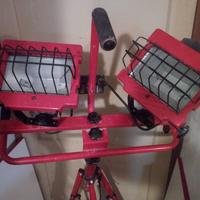 Lampada fatta da due fari su piedistallo