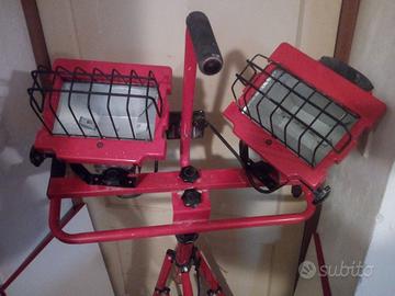 Lampada fatta da due fari su piedistallo