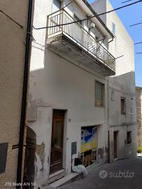 Palazzina di due piani più garage centro paese