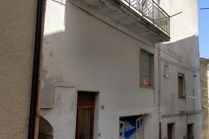 Palazzina di due piani più garage centro paese