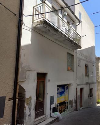 Palazzina di due piani più garage centro paese