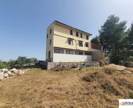 MONREALE: PANORAMICA VILLA SU 3 LIVELLI CON AMPIO