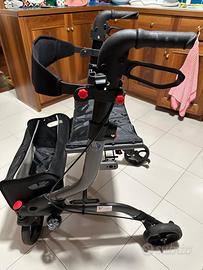 Deambulatore rollator pieghevole per anziani